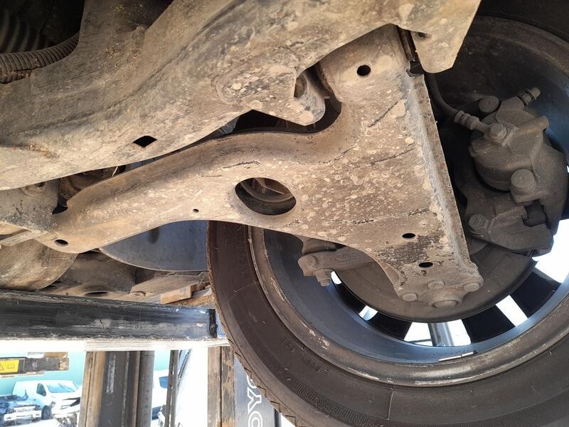 Recambio de brazo suspension inferior delantero izquierdo para opel meriva b monospace (s10) 1.4 (75) referencia OEM IAM 2445447