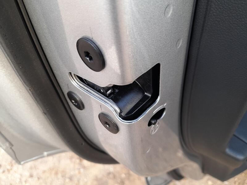 Recambio de cerradura puerta trasera izquierda para mg zs suv (azs1) 1.0 t-gdi referencia OEM IAM 10845782  