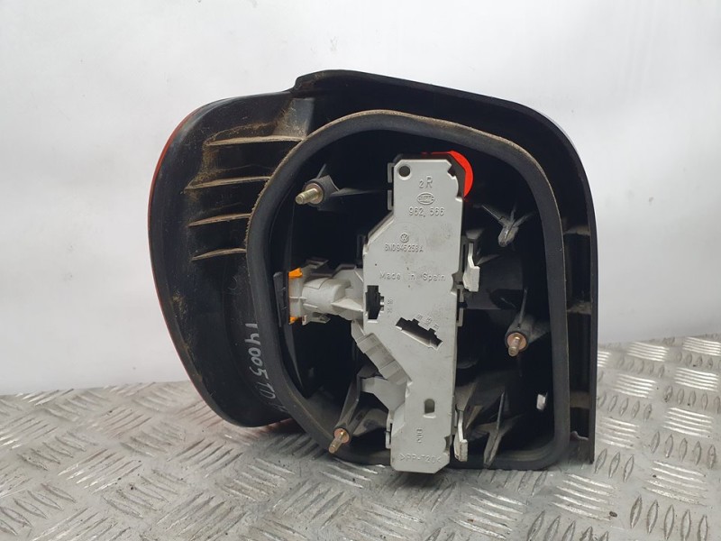 Recambio de piloto trasero derecho para volkswagen polo berlina (6n1) básico referencia OEM IAM 6N0945258A 962566 HELLA