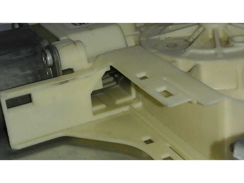 Recambio de elevalunas delantero izquierdo para ford focus berlina (cap) 1.6 tdci cat referencia OEM IAM 984570124 2 PINS ELECTR