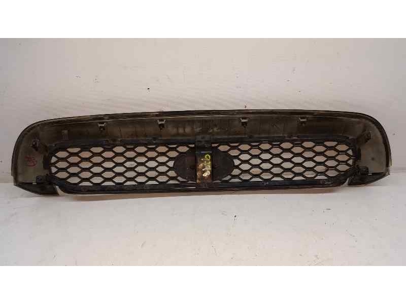 Recambio de rejilla delantera para hyundai santa fe (sm) 2.0 gls crdi 4x4 referencia OEM IAM   TOCADA