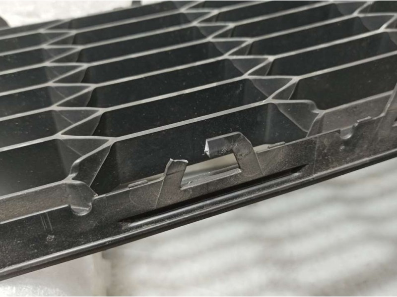 Recambio de rejilla delantera para seat leon (5f1) fr referencia OEM IAM 5F0853667J  INFERIOR FAURECIA
