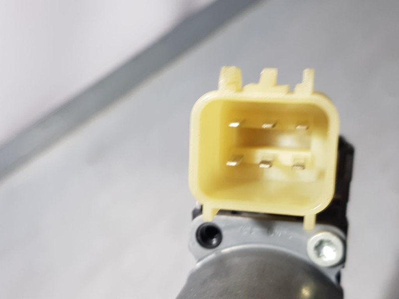 Recambio de motor elevalunas delantero derecho para ford fiesta (ccn) trend referencia OEM IAM 8A6114553B 0130822619 BOSCH