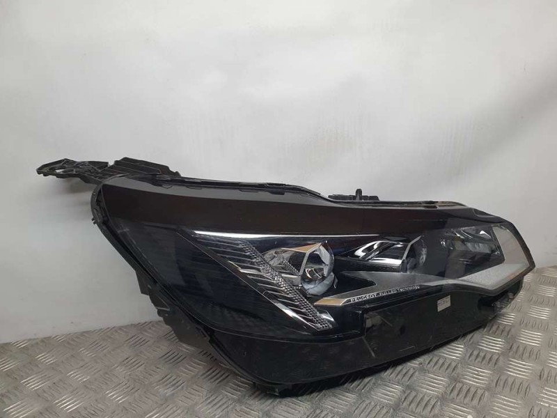 Recambio de faro derecho para peugeot 3008 gt line referencia OEM IAM 9836230580 89914260 VALEO