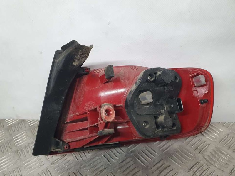 Recambio de piloto trasero izquierdo para audi a4 ber. (b8) básico referencia OEM IAM 8K5945095D HELLA EXTERIOR