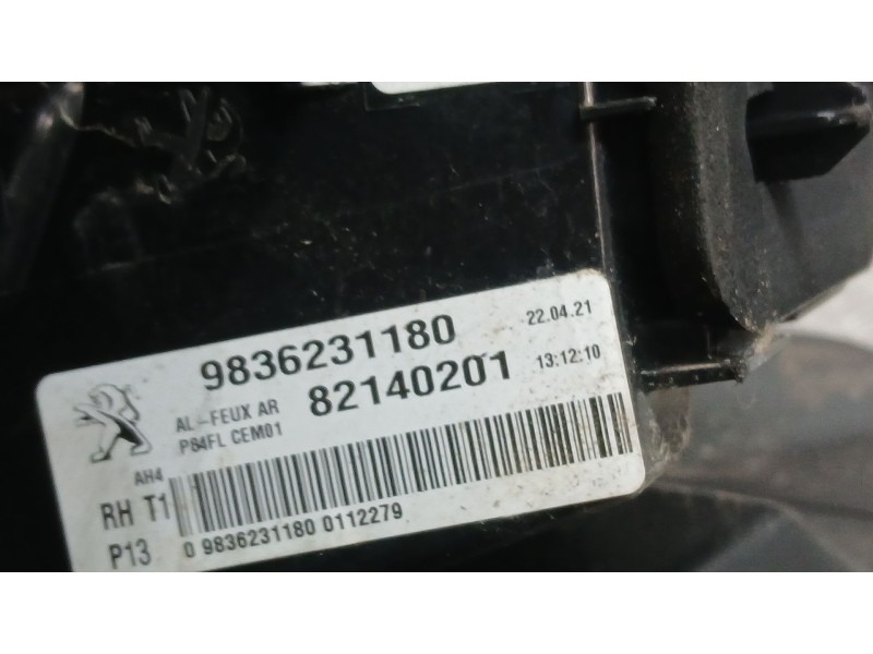 Recambio de piloto trasero derecho exterior para peugeot 3008 gt line referencia OEM IAM 9836231180 LED 82140201