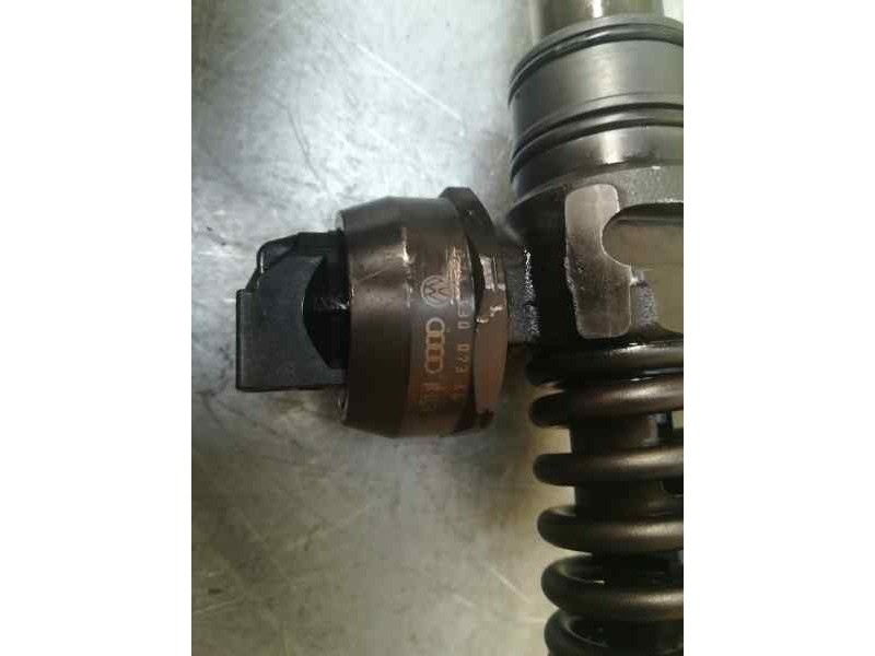 Recambio de inyector para seat leon (1p1) 2.0 tdi referencia OEM IAM 038130073AG 0414720215 BOSCH