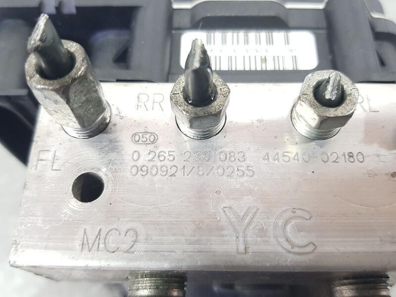 Recambio de abs para toyota auris edition referencia OEM IAM 445400218  