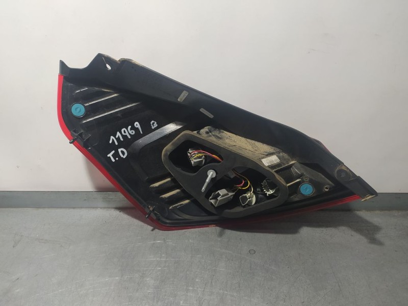 Recambio de piloto trasero derecho para ford fiesta (ccn) trend referencia OEM IAM 1877010  RAYADO