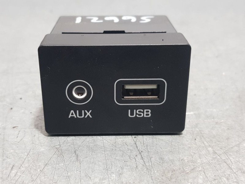 Recambio de conexion usb/aux para hyundai kona pure referencia OEM IAM 96120J9500  