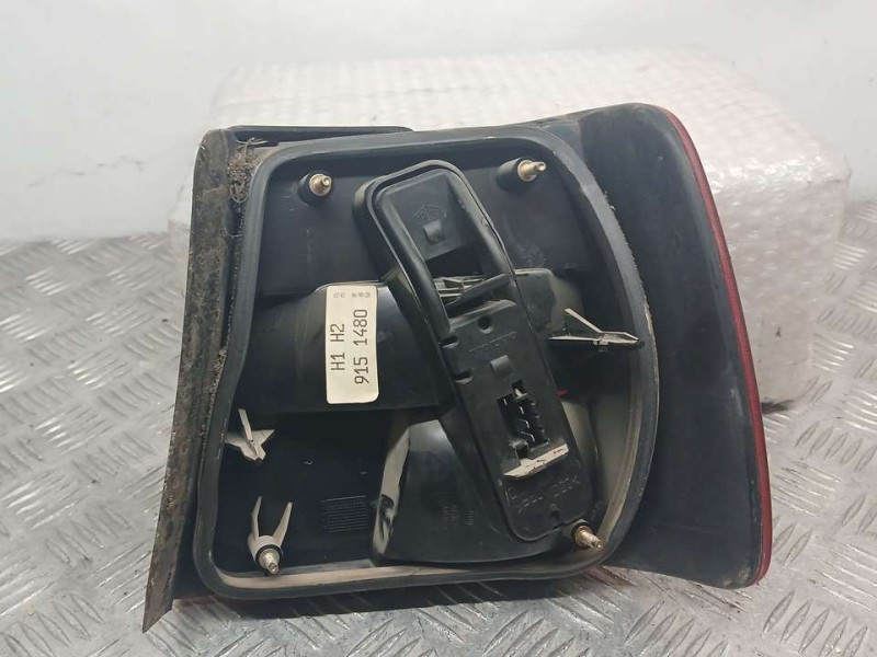 Recambio de piloto trasero izquierdo para volvo s70 berlina 2.0 referencia OEM IAM 9151480  EXTERIOR