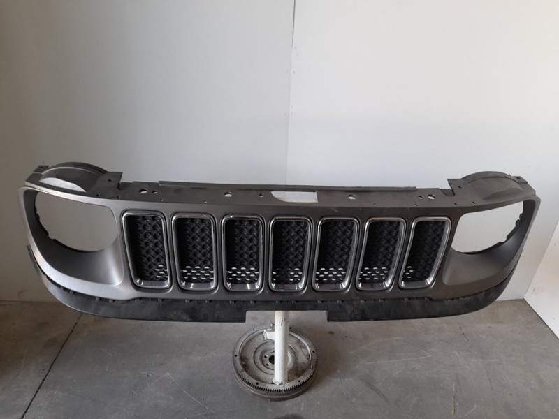 Recambio de rejilla delantera para jeep renegade longitude 4x2 referencia OEM IAM 735771853  TOCADA
