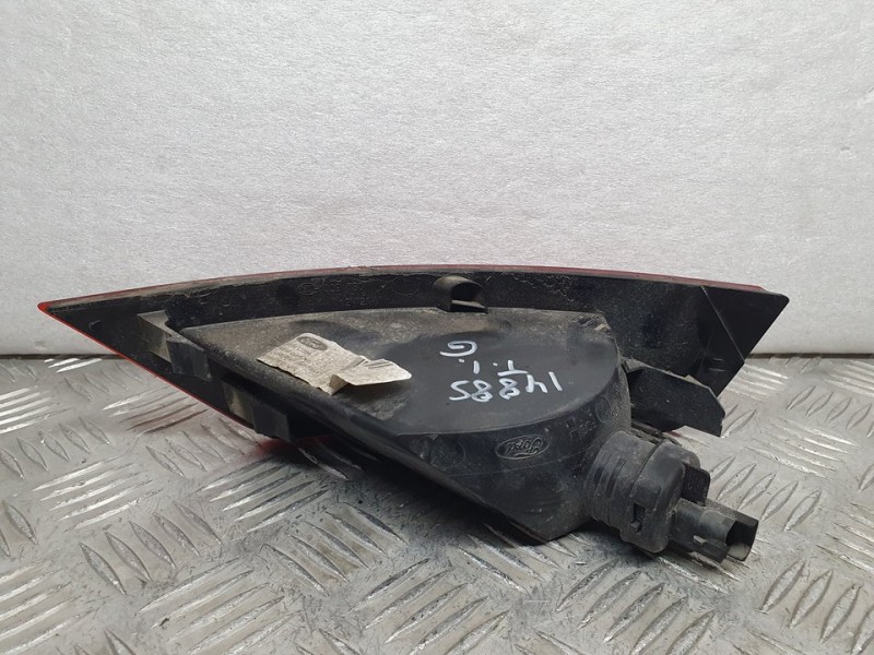 Recambio de piloto trasero izquierdo paragolpes para ford focus lim. (cb4) trend referencia OEM IAM 8V4115K273AB 2NR00973001 