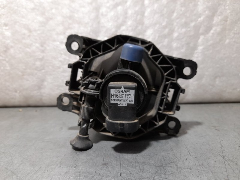 Recambio de faro antiniebla izquierdo para dacia duster sl eficacia 4x4 referencia OEM IAM 261500097R 89208691 VALEO