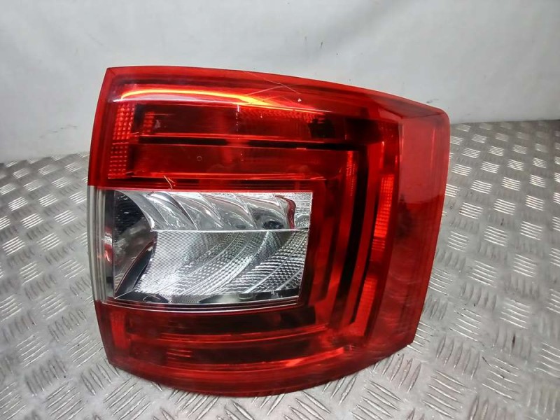 Recambio de piloto trasero derecho para skoda octavia combi (5e5) active referencia OEM IAM 5E9945096 00134199 ROZADO