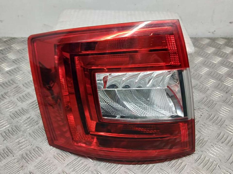 Recambio de piloto trasero izquierdo para skoda octavia combi (5e5) active referencia OEM IAM 5E9945095 00133800 