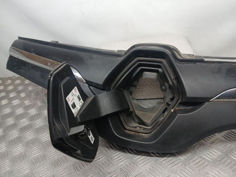 Recambio de rejilla delantera para renault kangoo express referencia OEM IAM 296504504R ROZADA 