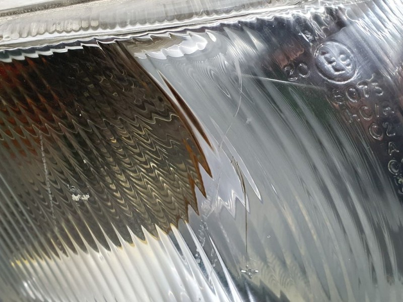 Recambio de faro derecho para ford escort berl./turnier ghia berlina referencia OEM IAM 1076554  ROZADO