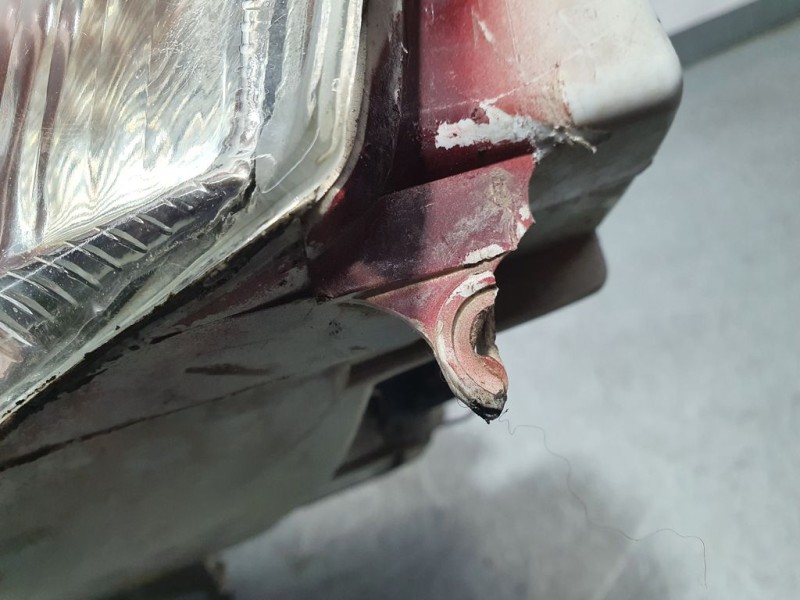 Recambio de faro izquierdo para ford escort berl./turnier ghia berlina referencia OEM IAM 1076561  PATA ROTA