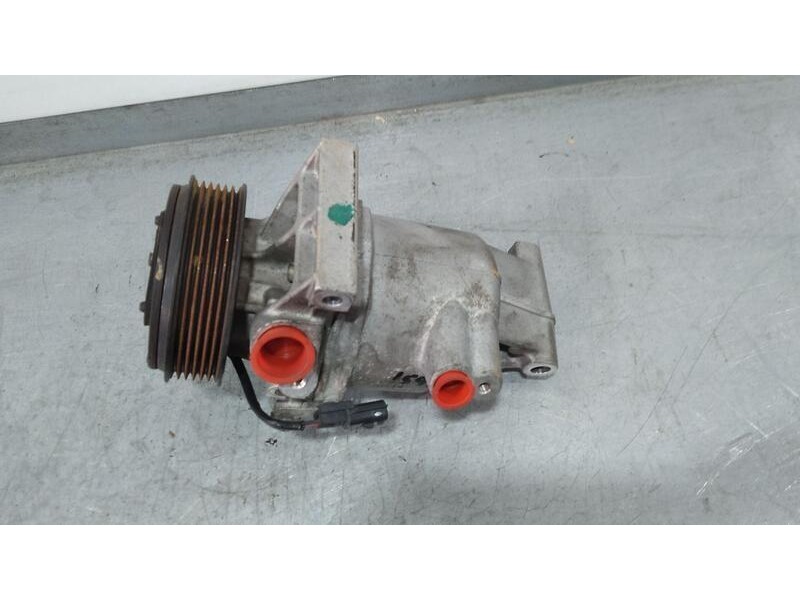 Recambio de compresor aire acondicionado para renault express van referencia OEM IAM 926008942R  