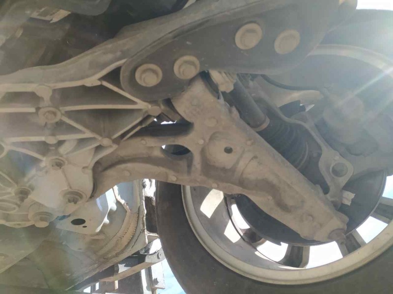 Recambio de brazo suspension inferior delantero izquierdo para jeep cherokee limited 4x2 referencia OEM IAM 04668993AG  