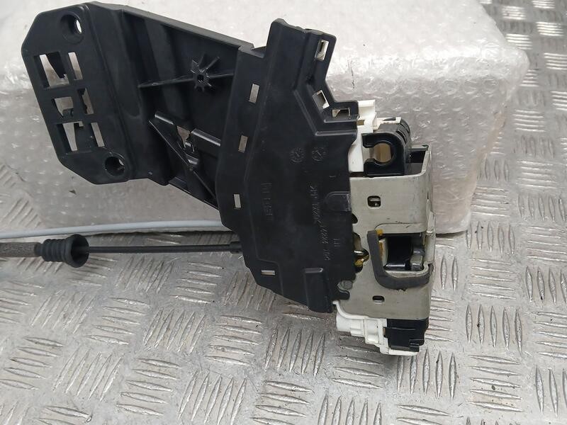 Recambio de cerradura puerta delantera izquierda para jeep cherokee limited 4x2 referencia OEM IAM 68211097AB  