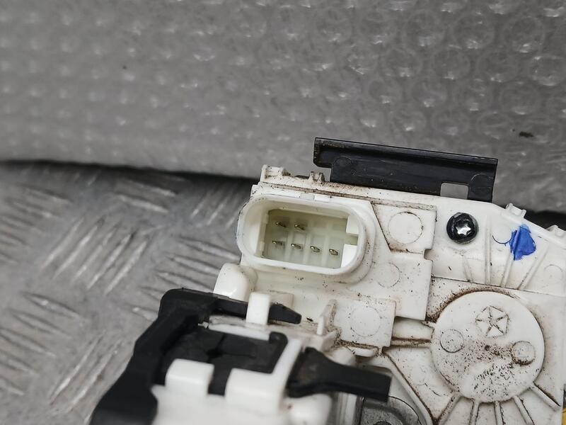 Recambio de cerradura puerta delantera izquierda para jeep cherokee limited 4x2 referencia OEM IAM 68211097AB  