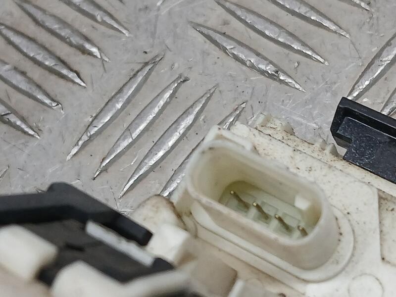 Recambio de cerradura puerta trasera izquierda para jeep cherokee limited 4x2 referencia OEM IAM 04589915AE  