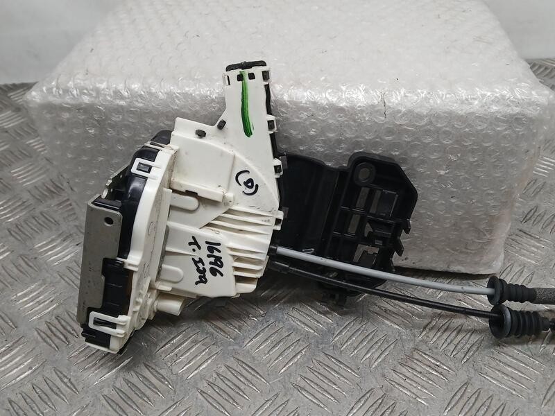 Recambio de cerradura puerta trasera izquierda para jeep cherokee limited 4x2 referencia OEM IAM 04589915AE  