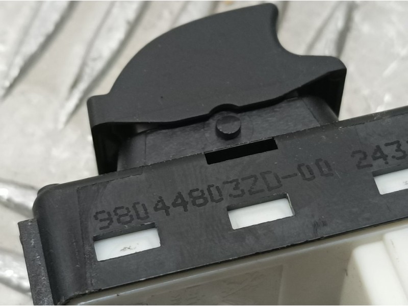 Recambio de mando elevalunas delantero derecho para peugeot 208 (p2) active referencia OEM IAM 98044803ZD  