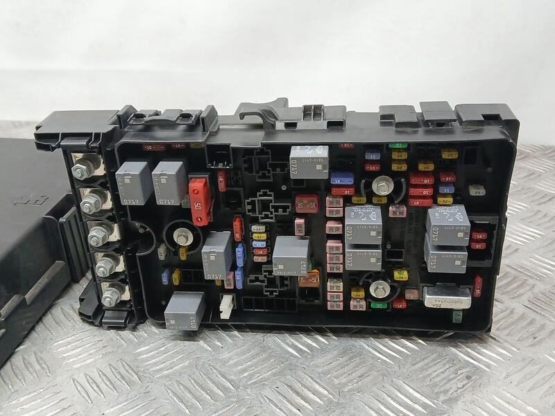 Recambio de caja reles / fusibles para jeep cherokee limited 4x2 referencia OEM IAM 68264536AD 515535 354943