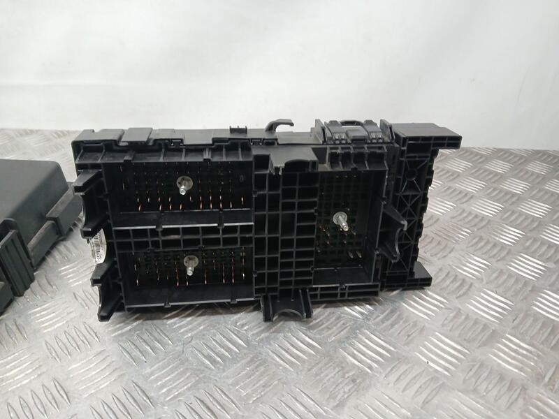 Recambio de caja reles / fusibles para jeep cherokee limited 4x2 referencia OEM IAM 68264536AD 515535 354943