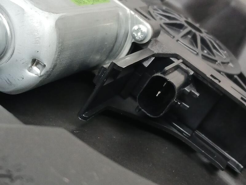 Recambio de elevalunas trasero izquierdo para jeep cherokee limited 4x2 referencia OEM IAM 68227457AA  