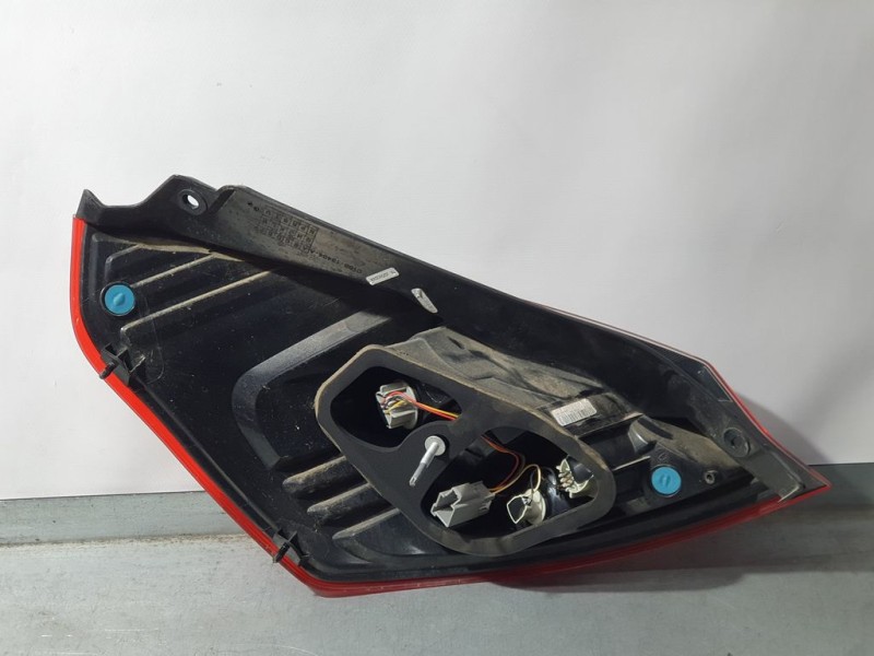 Recambio de piloto trasero derecho para ford fiesta (ccn) trend referencia OEM IAM 1877010  