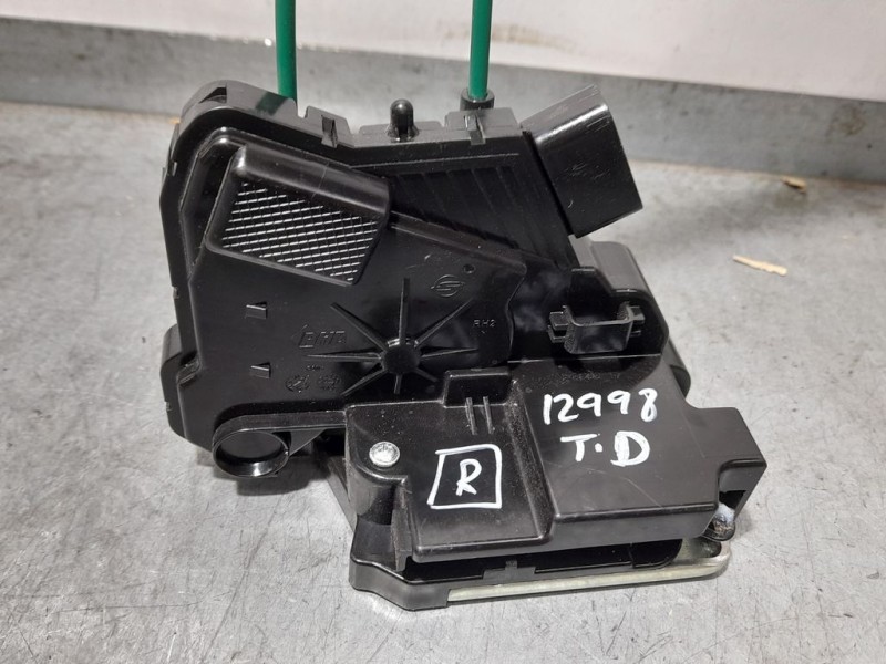 Recambio de cerradura puerta trasera derecha para ssangyong tivoli referencia OEM IAM 7132035001  4 PINES