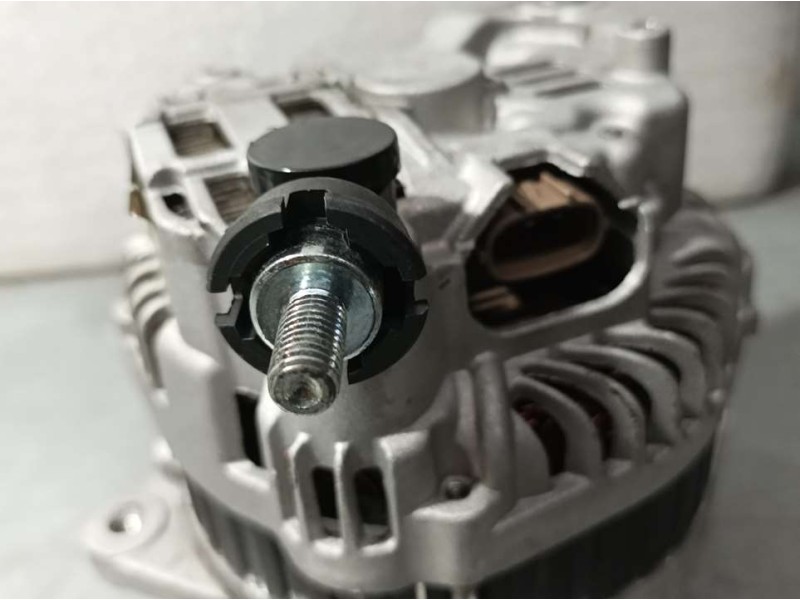 Recambio de alternador para nissan cabstar chasis cabina referencia OEM IAM CGB12681  