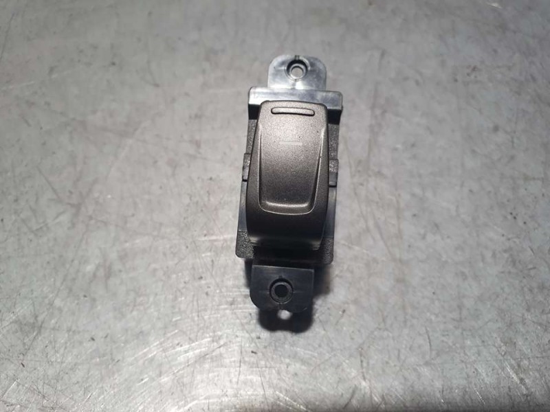 Recambio de mando elevalunas trasero izquierdo para ssangyong tivoli referencia OEM IAM 299139582  