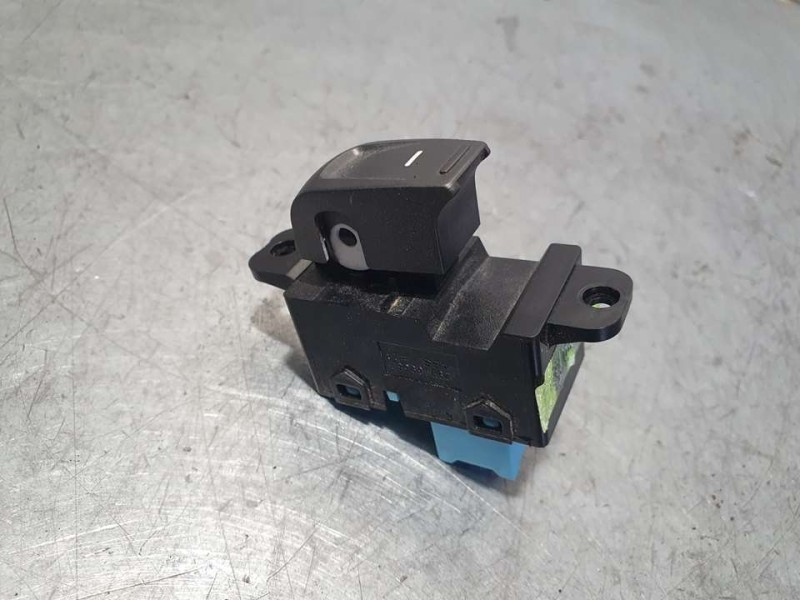 Recambio de mando elevalunas trasero izquierdo para ssangyong tivoli referencia OEM IAM 299139582  