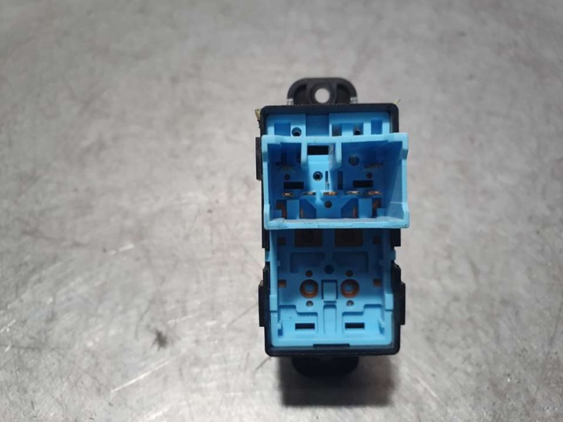 Recambio de mando elevalunas trasero izquierdo para ssangyong tivoli referencia OEM IAM 299139582  