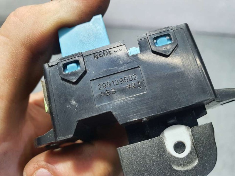 Recambio de mando elevalunas trasero izquierdo para ssangyong tivoli referencia OEM IAM 299139582  