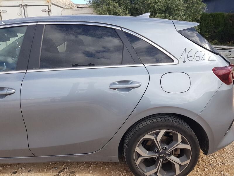 Recambio de puerta trasera izquierda para kia ceed (cd) 1.0 t-gdi referencia OEM IAM 77003J7000  