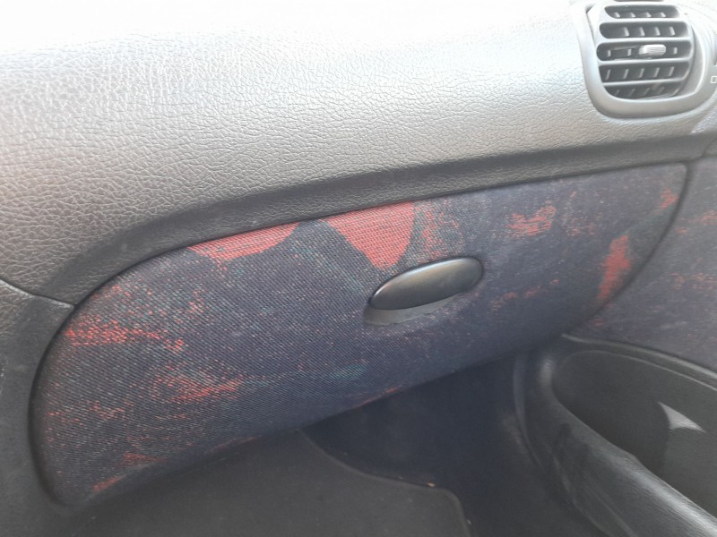 Recambio de guantera para peugeot 206 hatchback (2a/c) 1.4 i referencia OEM IAM 8214NT  