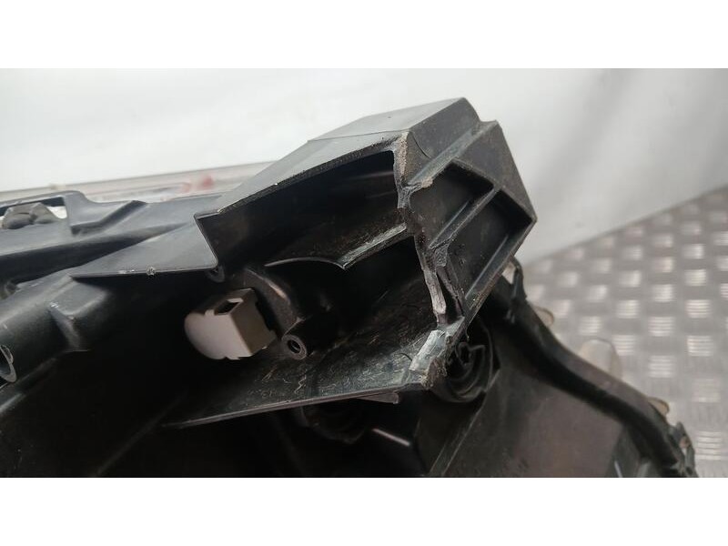 Recambio de faro derecho para peugeot 3008 access referencia OEM IAM 9682519080 PATAS ROTAS 89903105