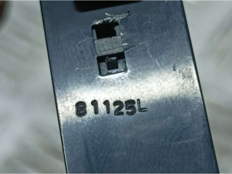 Recambio de warning para kia soul diva referencia OEM IAM 81125L  