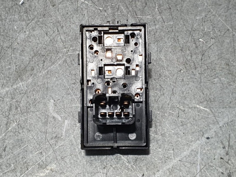 Recambio de mando elevalunas trasero derecho para chevrolet aveo sedán ltz referencia OEM IAM 9546007  