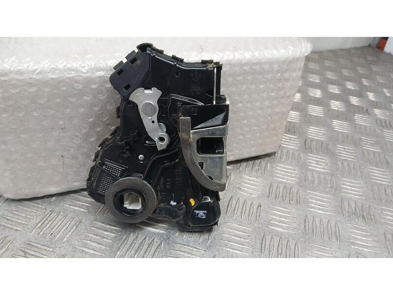 Recambio de cerradura puerta delantera izquierda para toyota auris active referencia OEM IAM 6904002210  A084219