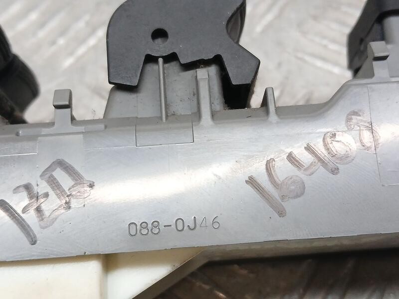 Recambio de mando elevalunas delantero izquierdo para toyota auris active referencia OEM IAM 8482002340  0880J46