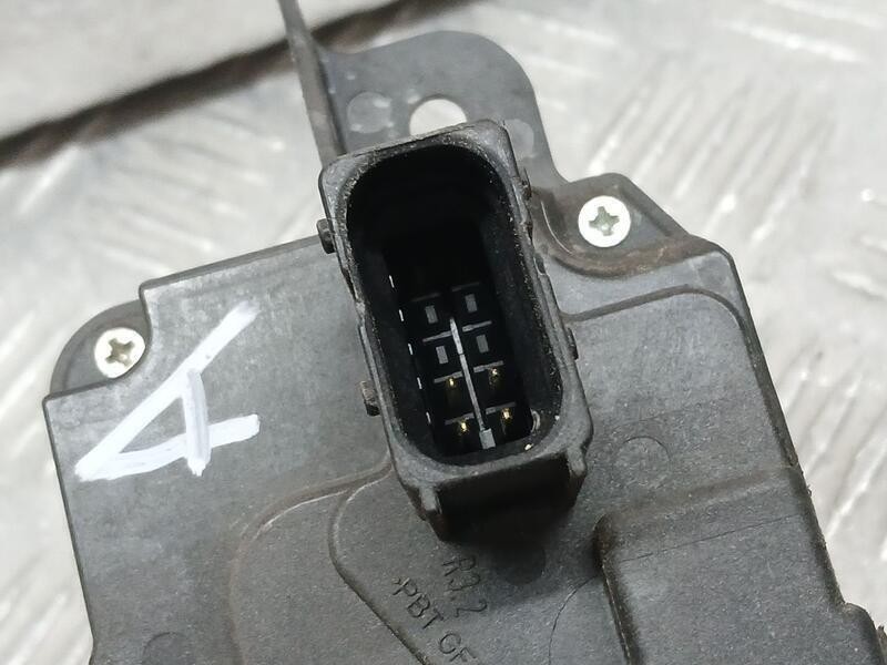 Recambio de cerradura puerta delantera derecha para opel astra gtc enjoy referencia OEM IAM 13210749 ELECTRICA 