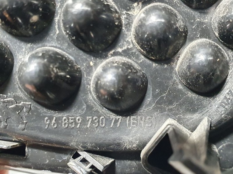 Recambio de rejilla delantera para peugeot 3008 access referencia OEM IAM 9685973077  