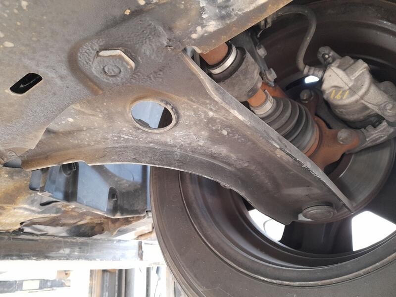 Recambio de brazo suspension inferior delantero izquierdo para dacia sandero iii 1.0 tce 90 referencia OEM IAM 545010278R  
